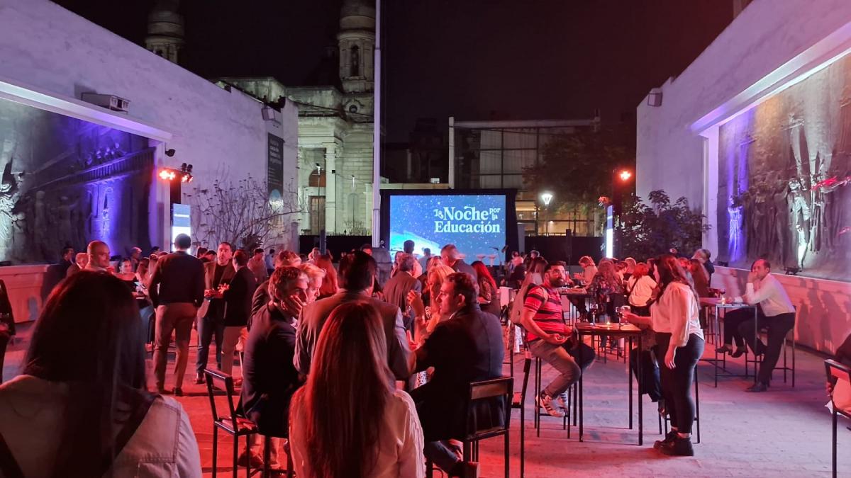 El evento reunió a empresarios, funcionarios públicos y profesionales de la educación.