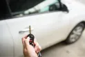 Qué significa que una persona revise varias veces si cerró el auto, según la psicología