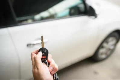 Qué significa que una persona revise varias veces si cerró el auto, según la psicología