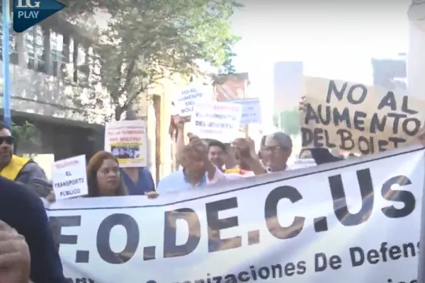 En medio de la protesta, el Concejo de la capital aprobó un nuevo ajuste en el boleto de colectivos