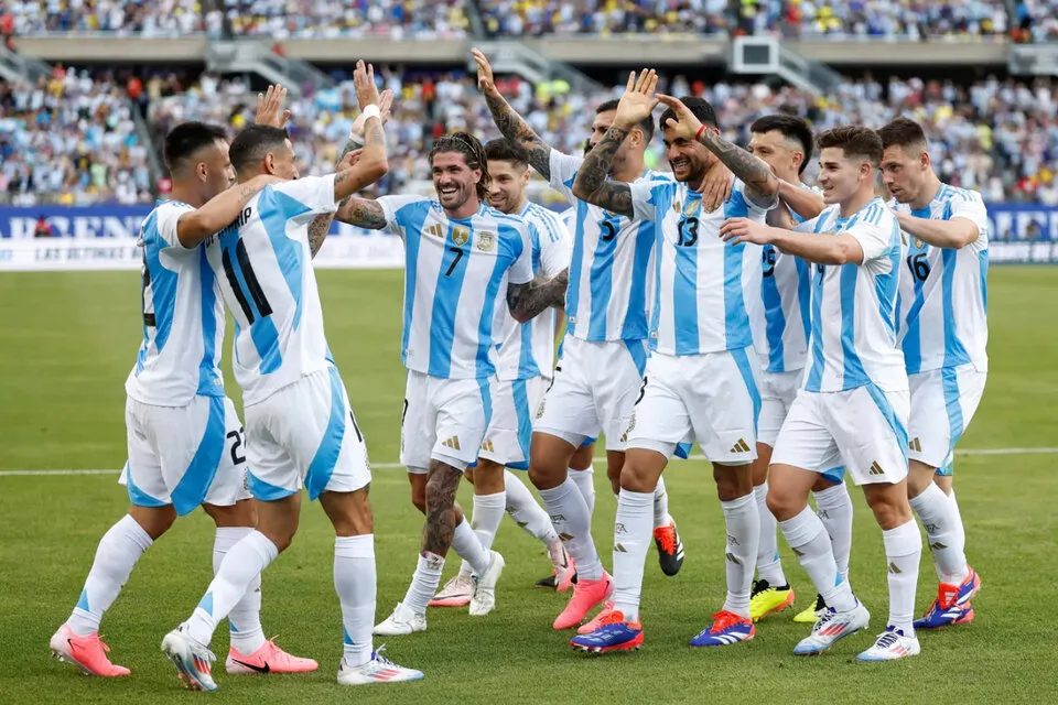 La selección argentina lidera el ranking FIFA: ¿Hubo cambios en el top 10?