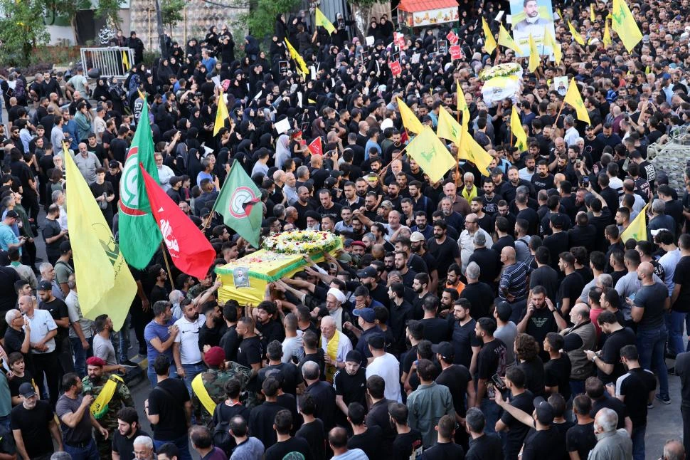 PROCESIÓN. En Beirut miles de personas salieron a llorar a los asesinados.