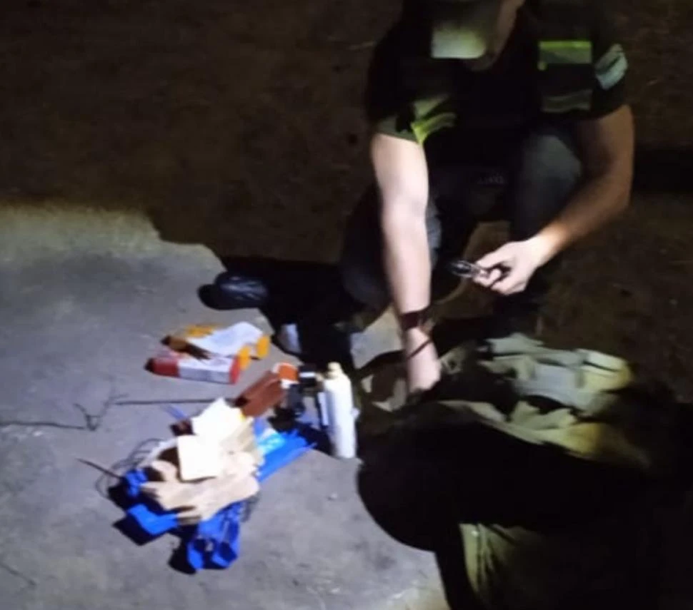 MOMENTO ÚNICO. Un gendarme encuentra dinero en efectivo en la mochila de un compañero que estaba realizando los controles en Trancas.