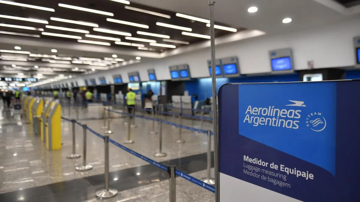 Conflicto en Aerolíneas: el Gobierno busca ceder vuelos a otras empresas ante posibles paros