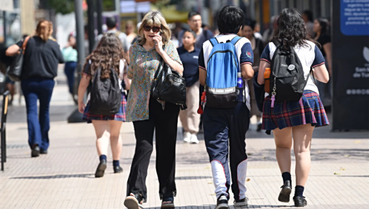 CALUROSO. Remeras, anteojos y sombreros serán fundamentales para soportar las altas temperaturas en Tucumán.