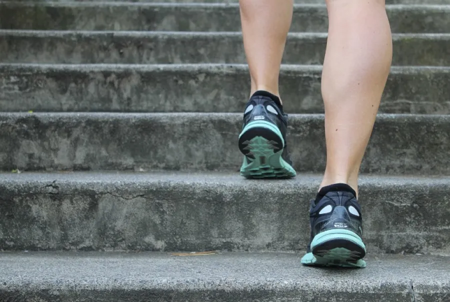 Subir escaleras o caminar: ¿qué ejercicio es mejor para el corazón?