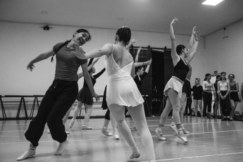 LA ALEGRÍA DE LA DANZA. Alumnas de la ETAD, en puntas, ensayan para la primera presentación en sociedad del proyecto que conduce Lábbate.