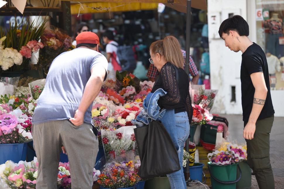 ¿CUANTO CUESTA? Los vendedor de flores tienen mucha actividad.