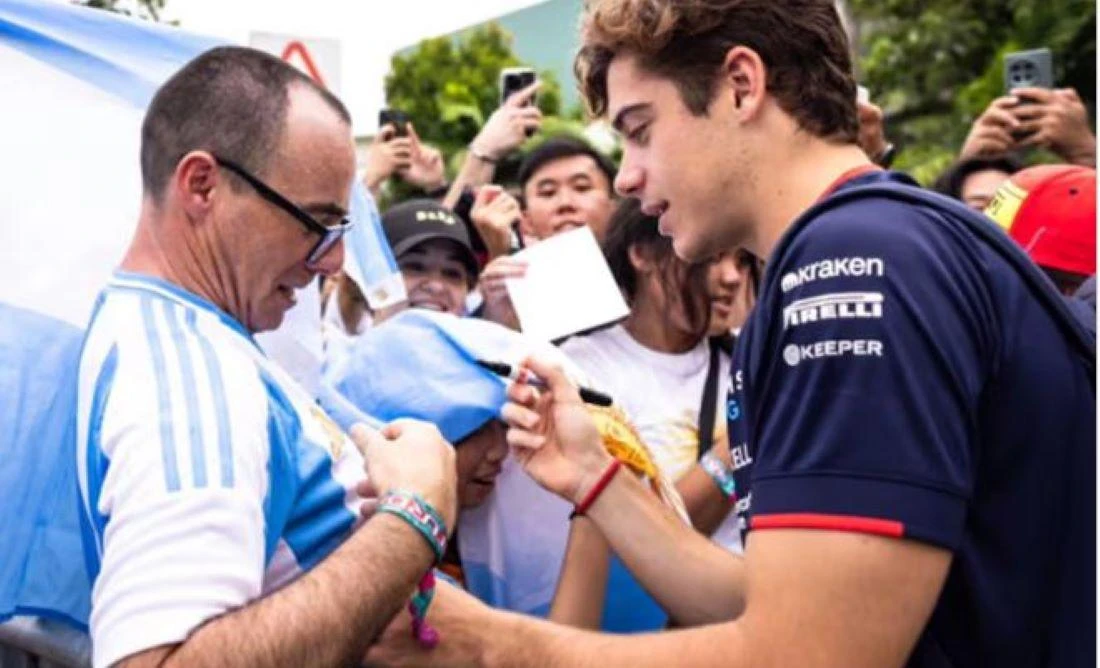 Entre autógrafos y sonrisas Colapinto empezó el día en el autódromo