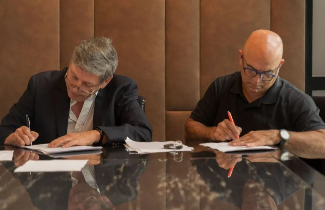 CONFIRMADO. Gabriel Travaglini, presidente de la UAR y Fernando Renta Mora, Catalinas Fintech Hotel SRL firman el vínculo para la franquicia. FOTO @unionargentina