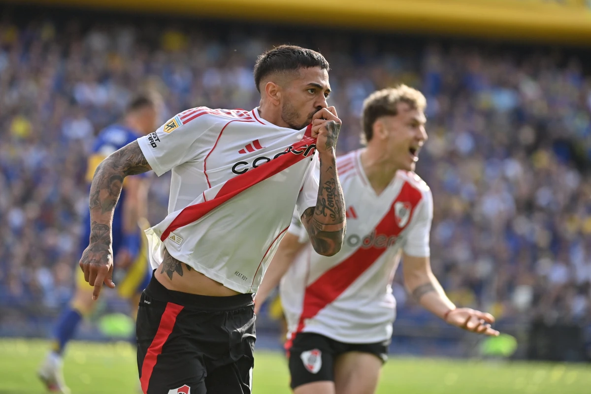 GOLEADOR. Manuel Lanzini marcó para River Plate en La Bombonera.