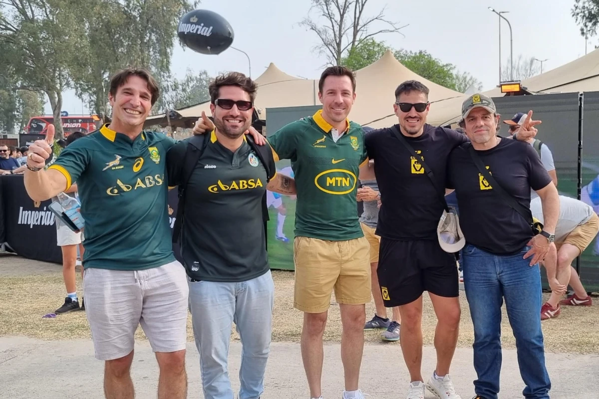 FELICES. De izquierda a derecha: Marshall, Ian, Mike, y dos amigos con los que se encontraron en el Fan Fest.