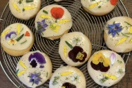 Cookies de mandarina, romero y flores comestibles