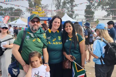Se enamoraron en Angola, viven en Bolivia, son fanáticos de los Springboks y los alentaron en Santiago del Estero