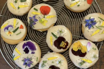 Cookies de mandarina, romero y flores comestibles