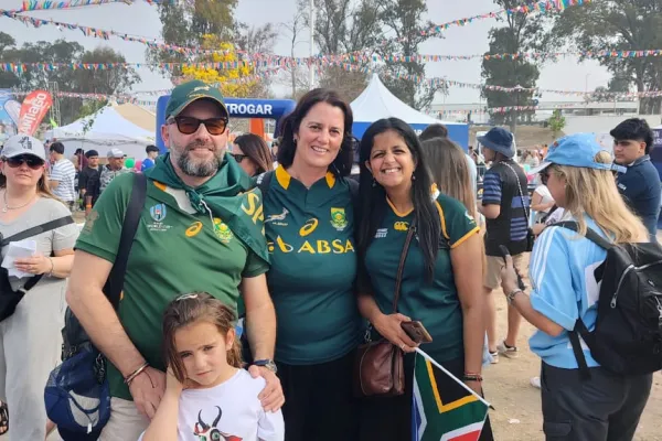 Se enamoraron en Angola, viven en Bolivia, son fanáticos de los Springboks y los alentaron en Santiago del Estero
