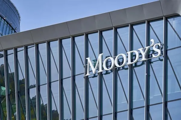 Moody’s elogió el compromiso fiscal del Gobierno de Milei, pero alertó por la brecha cambiaria y las reservas