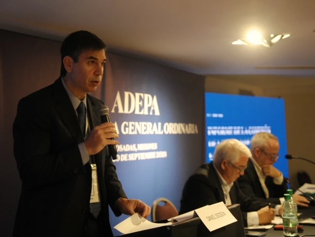 PALABRAS FINALES. Daniel Dessein, presentando el informe de Libertad de Prensa, durante el cierre de la Asamblea General Ordinaria. Foto Gentileza Opi Santa Cruz