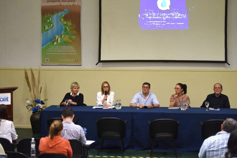 PANEL DE CIERRE. Michela Miletto, Liliana Aráoz, Álvaro Bravo, Flavia Bazzano y Federico Prado Irachet.