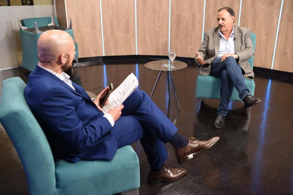 EN LA GACETA. El gobernador Quintela fue entrevistado en los estudios de LG PLAY por el periodista José Názaro. la gaceta / foto de josé nuno