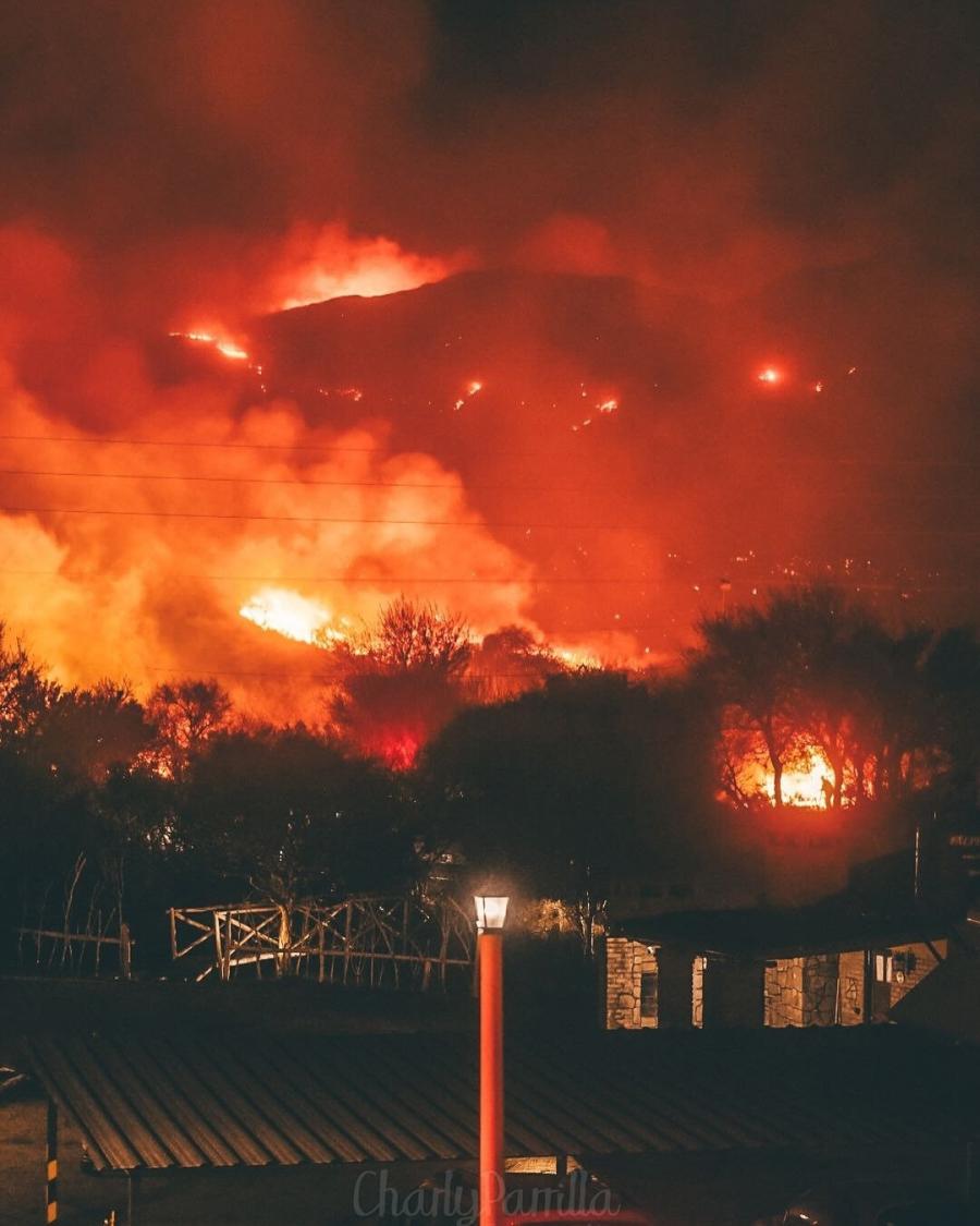 Bomberos y policías trabajan hace más de tres días para combatir el fuego.