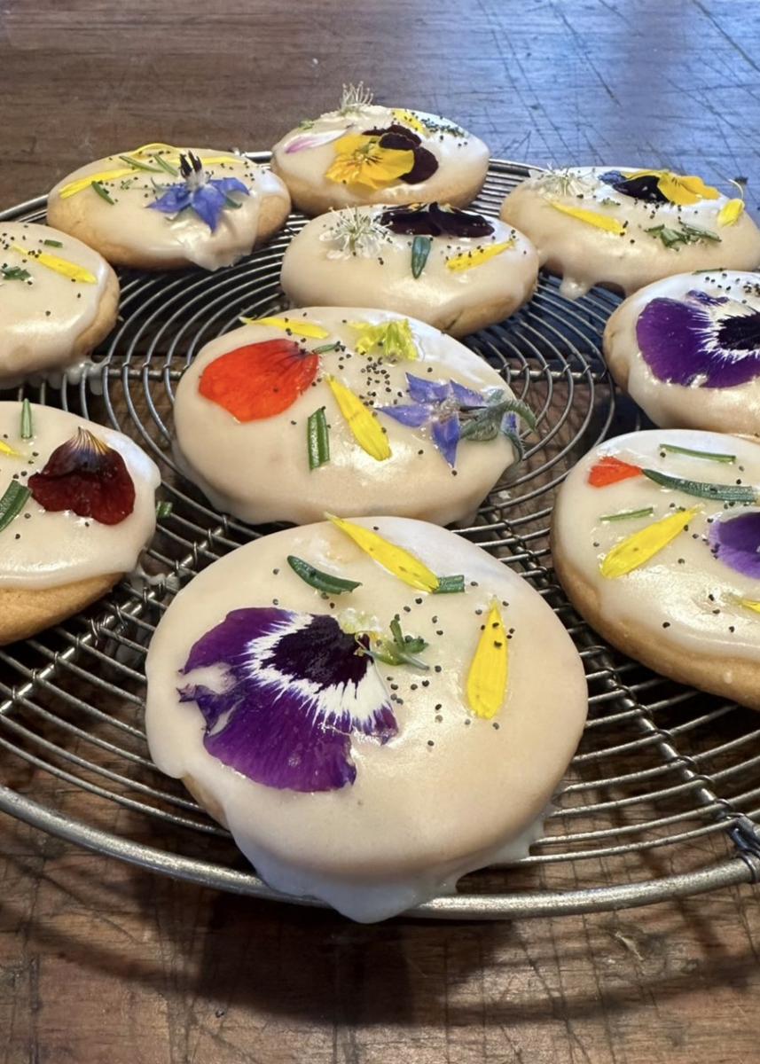 Cookies de mandarina, romero y flores comestibles