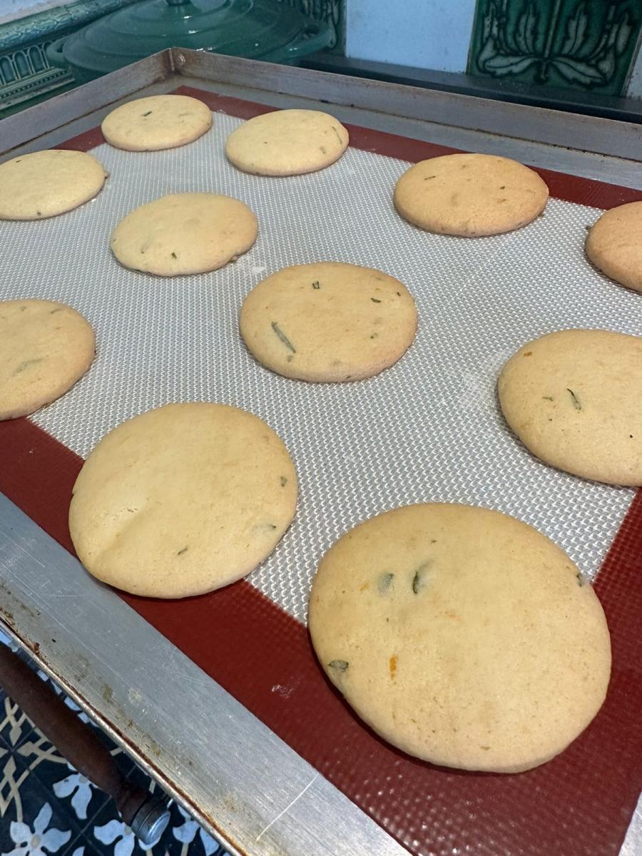 Cookies de mandarina, romero y flores comestibles