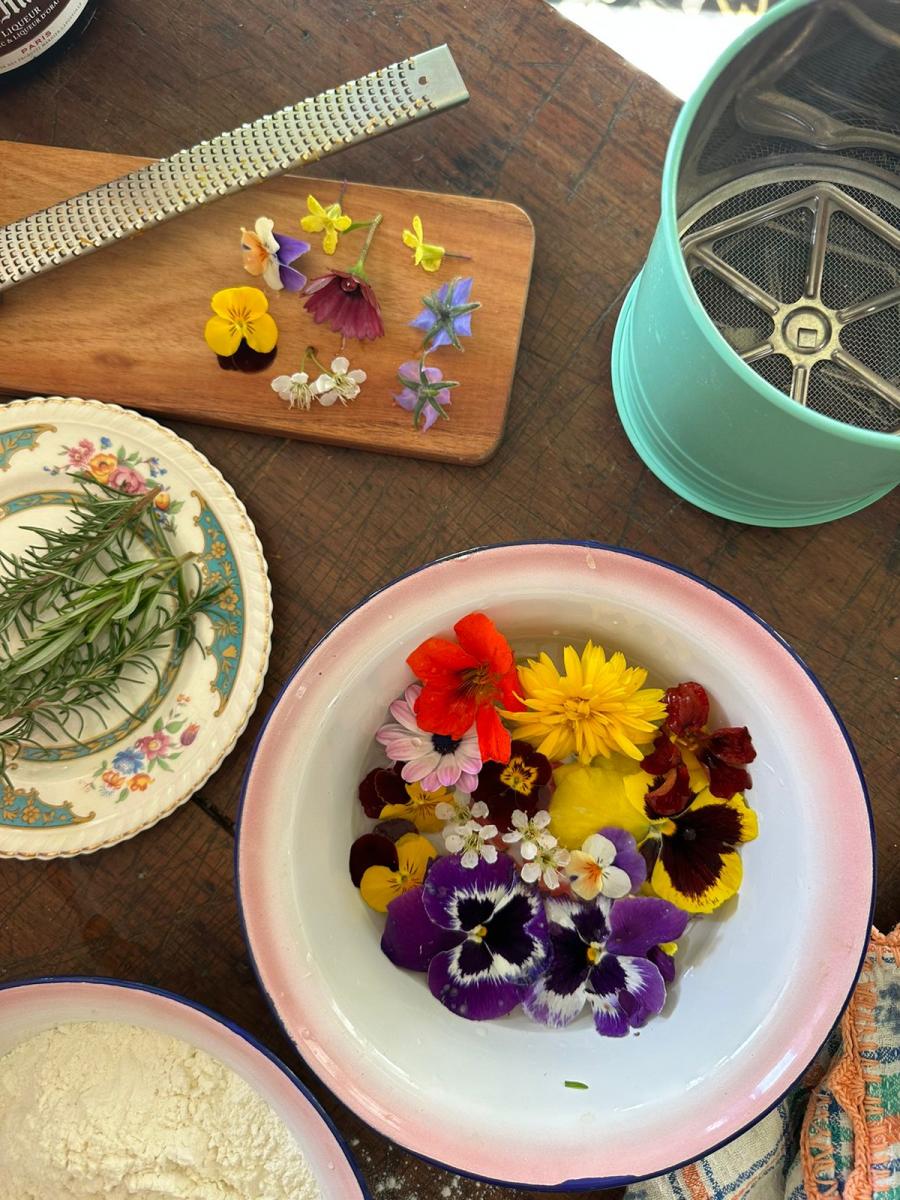 Cookies de mandarina, romero y flores comestibles