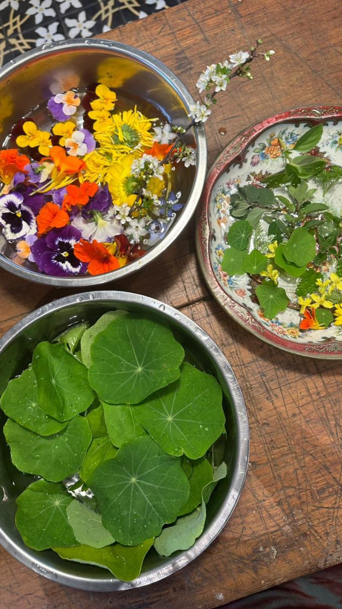 Cookies de mandarina, romero y flores comestibles