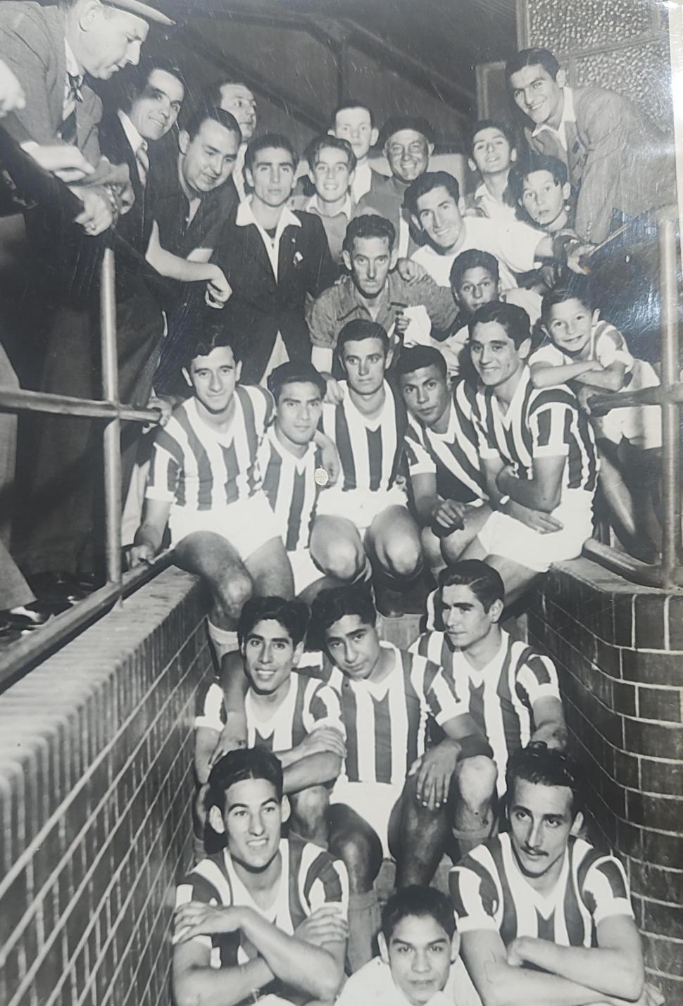 PLANTEL COMPLETO. Los jugadores del “Santo” en la previa del partido.