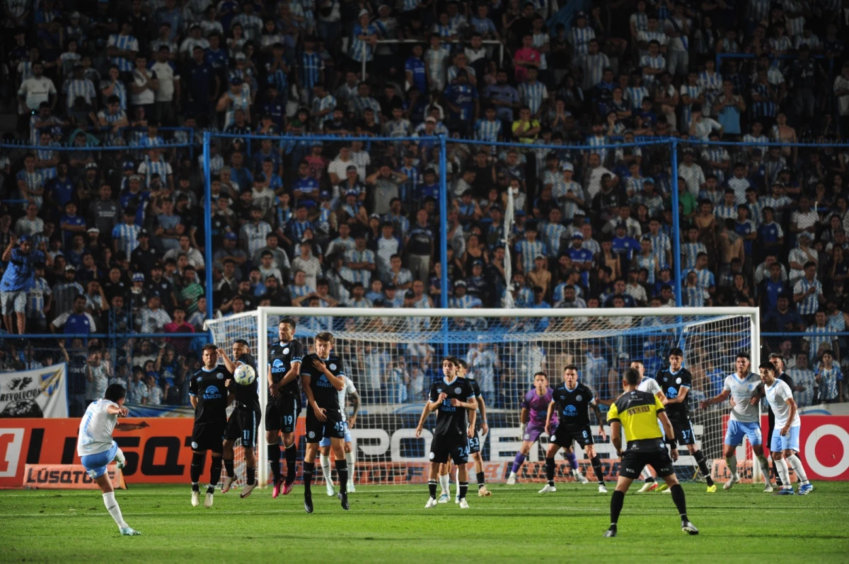 NO ESTUVO FINO. Pulga Rodríguez tuvo una chance inmejorable de tiro libre.FOTO: DIEGO ARAOZ - LA GACETA