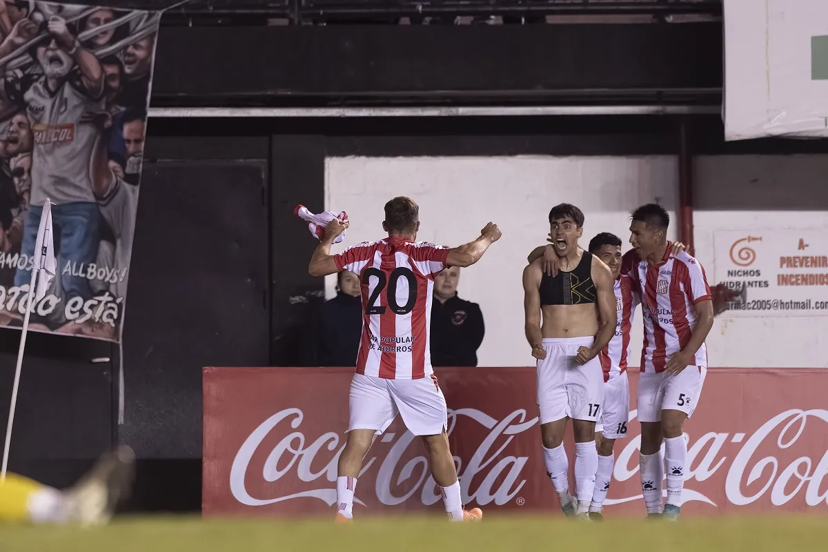 GRITO DE GOL. Iván Molinas festeja de manera eufórica junto a Gonzalo Klusener y Gustavo Abregú.