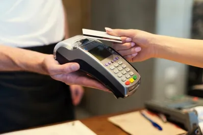 ¿Cuál es la severa multa que puede recibir un restaurante si el mozo se lleva tu tarjeta de la mesa?