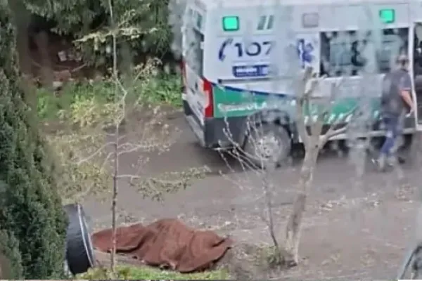 Villa La Angostura: encontraron a un hombre muerto en la vereda de su casa y sospechan de su esposa