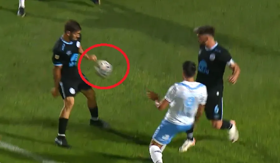 Encuesta: ¿la mano de Facundo Quignón de Belgrano fue penal para Atlético Tucumán?