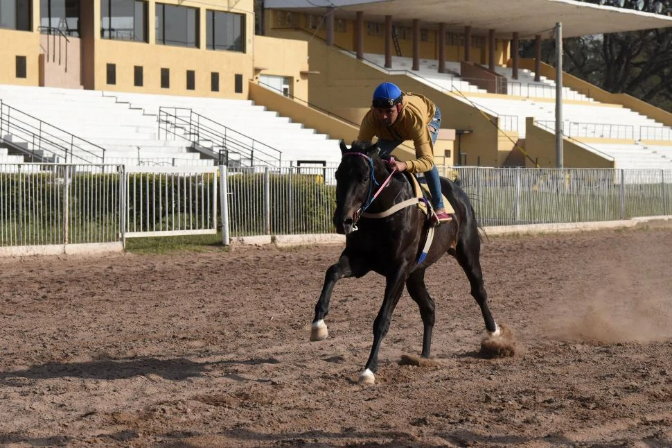 NOTABLE FINAL. El zaino Suffok, con Facundo Morán en su montura, se lució en la partida final al marcar el tiempo de 1’4/5 para los 1.000 metros, finalizando los últimos 500 metros en 29”.  LA GACETA / FOTOs DE ANALIA JARAMILLO