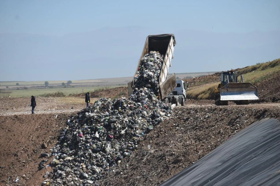 NUEVA CELDA. En Overo Pozo se realiza la disposición final de la basura.