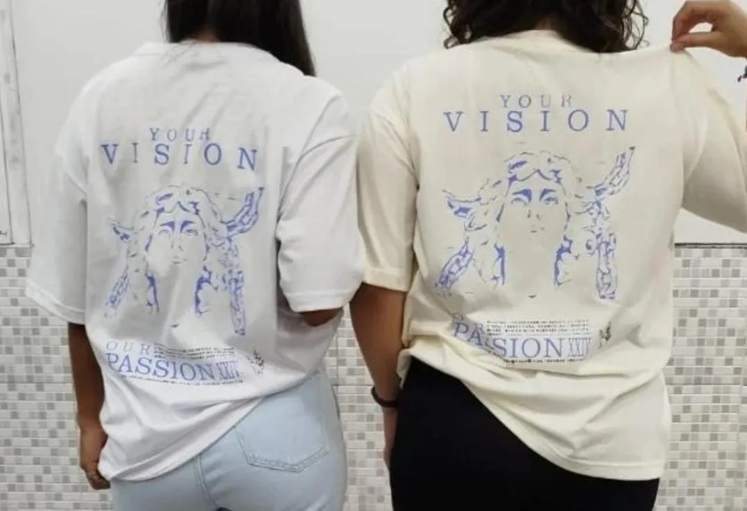 LOLA MORA OVERSIZE. La espalda de la remera de ImaJIM 2024 con el lema Tu visión, nuestra pasión. / INSTAGRAM @imajim__