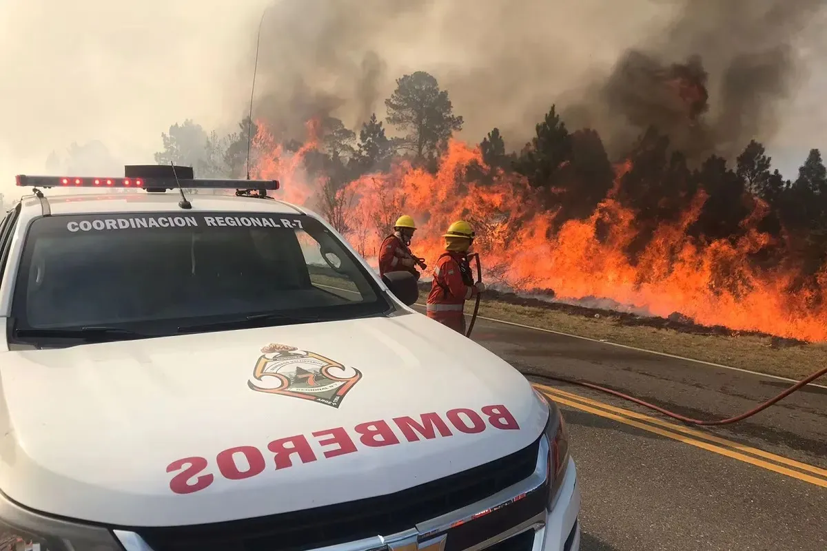 Córdoba: vecinos les tiraron piedras a los bomberos que combaten los incendios