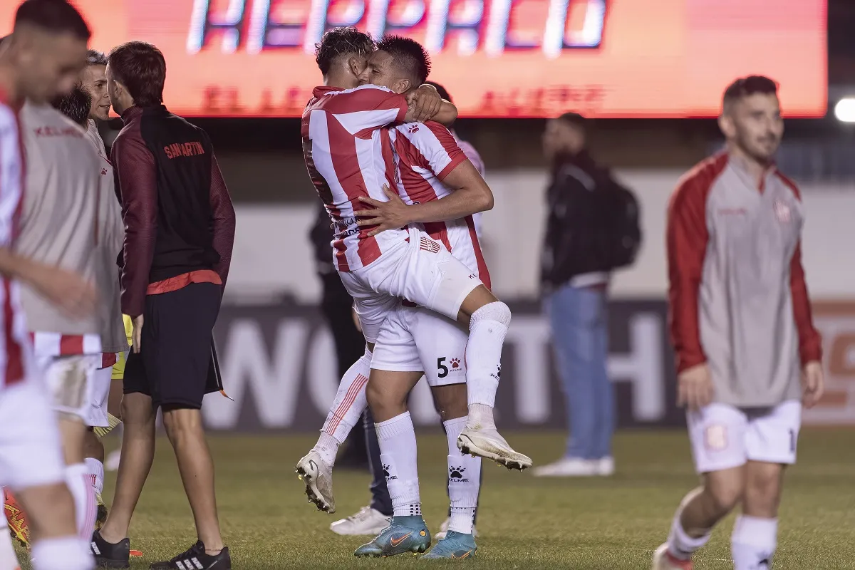 GRAN ALEGRÍA. Lucas Diarte abraza a Gustavo Abregú, tras el triunfo agónico contra All Boys.