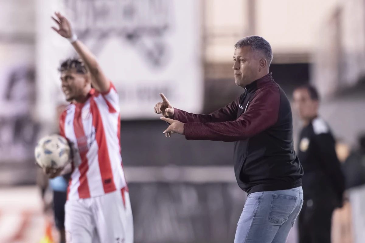 OTRA VEZ MUEVE EL EQUIPO. Diego Flores deberá modificar las piezas para el duelo de mañana en La Ciudadela.