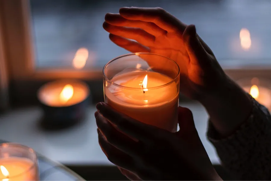 El poderoso ritual para conseguir trabajo: velas, laureles y arroz.