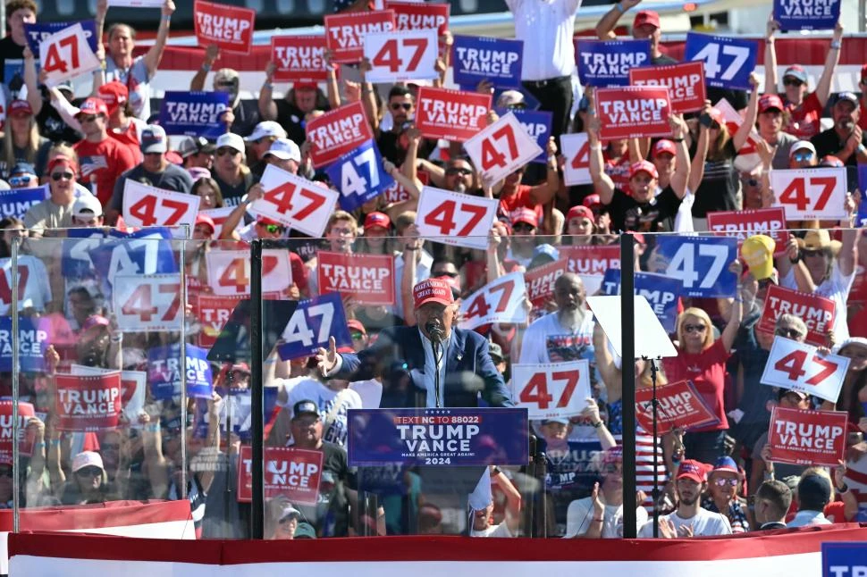 CAMPAÑA PROSELITISTA. Donald Trump y Kamala Harris se ubican en un virtual empate, según encuestas, y la victoria depende de un puñado de “Estados bisagra”.