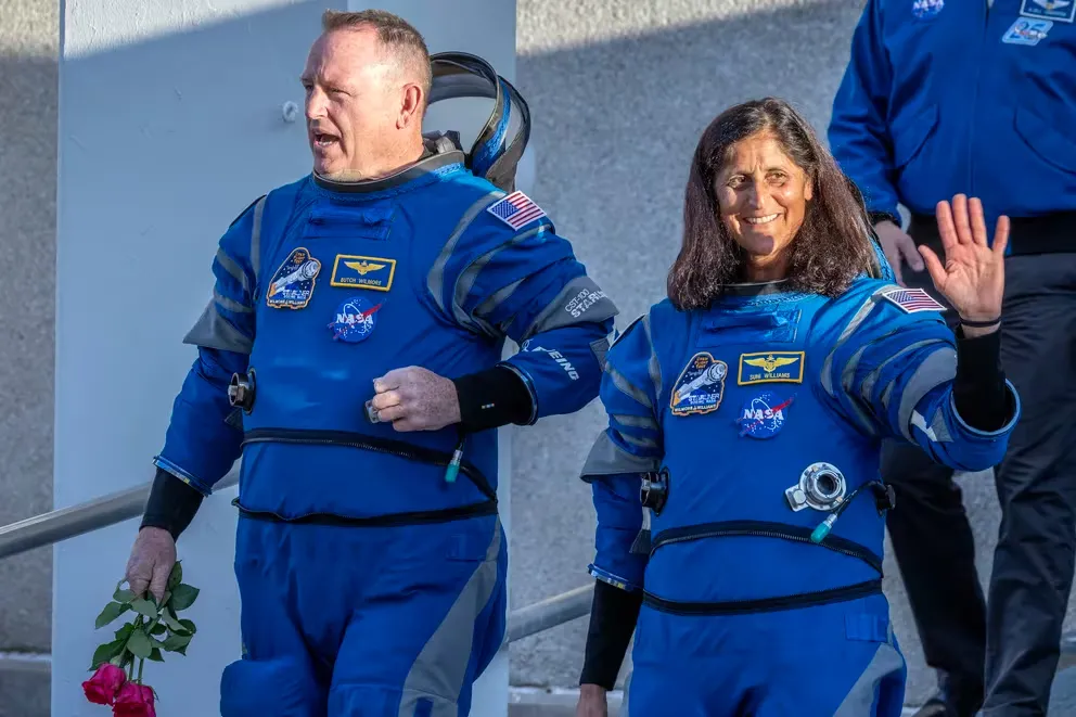 Los astronautas Barry Wilmore y Sunita Williams antes de salir en misión espacial.