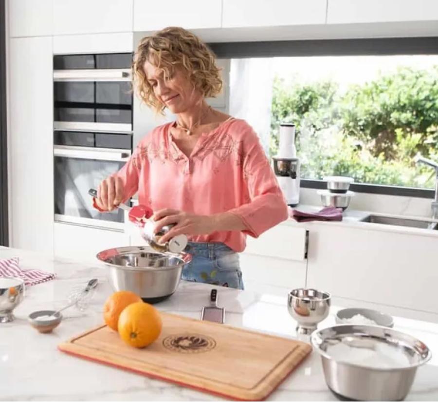 Dentro de la mansión, la empresario cuenta con una isla de cocina.