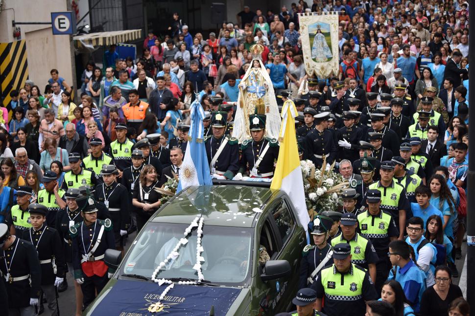 DESFILE TRADICIONAL. La Virgen de la Merced es trasladada en la procesión del año pasado.