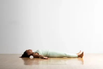 La postura del cadáver: el sencillo ejercicio de yoga que puede cambiar tu vida