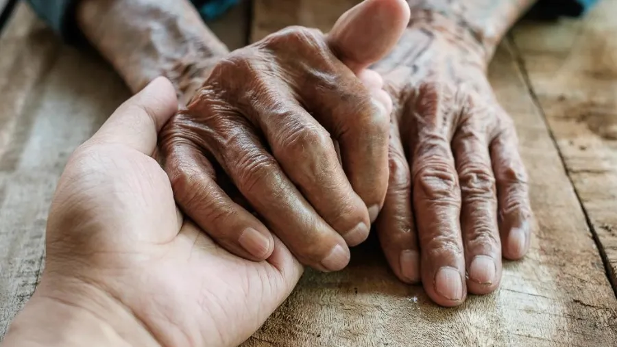 Siempre fuiste mi hijo: hombre de 76 años adopta a su hijastro de 61en Salta