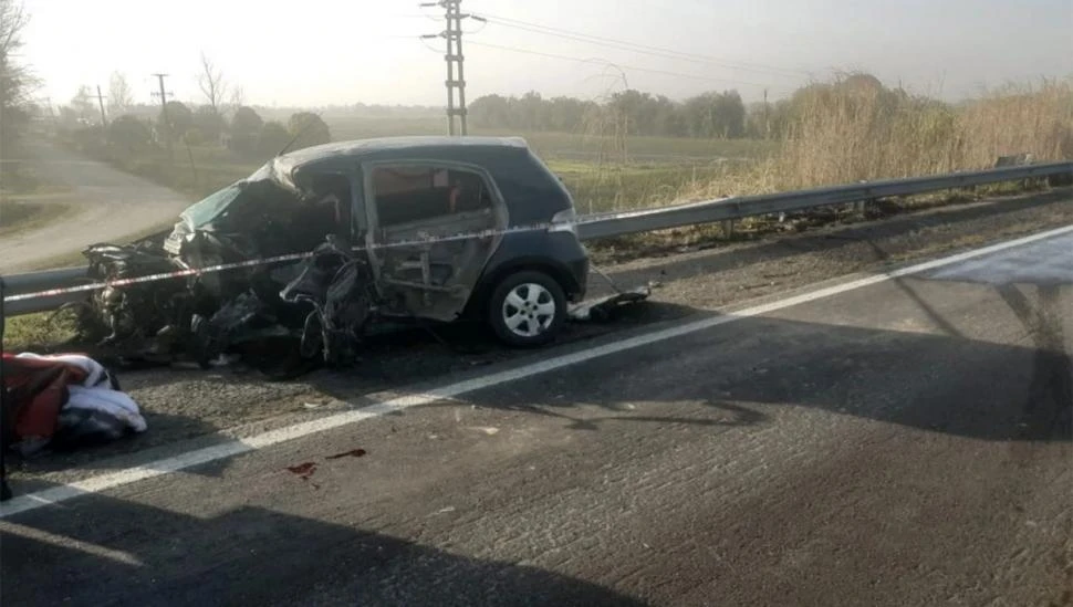 DESTRUIDO. El auto se incrustó contra un camión Mercedes Benz a las 4 del domingo, en la traza nueva de la 38.