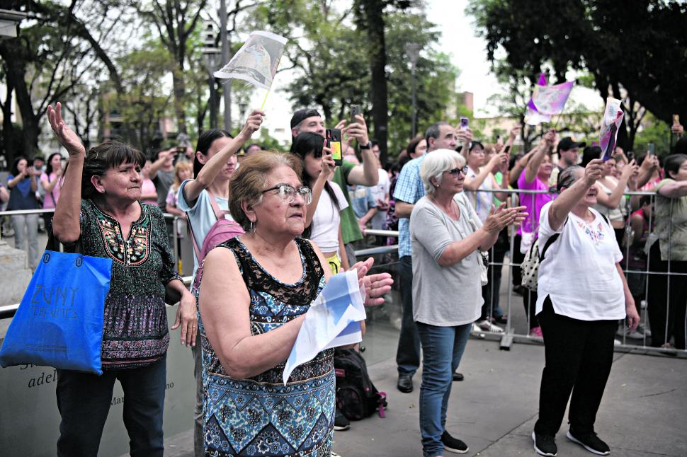 EN ORACIÓN. Los peregrinos levantaban manos y pañuelos para saludar y tomar gracia de la advocación mariana.